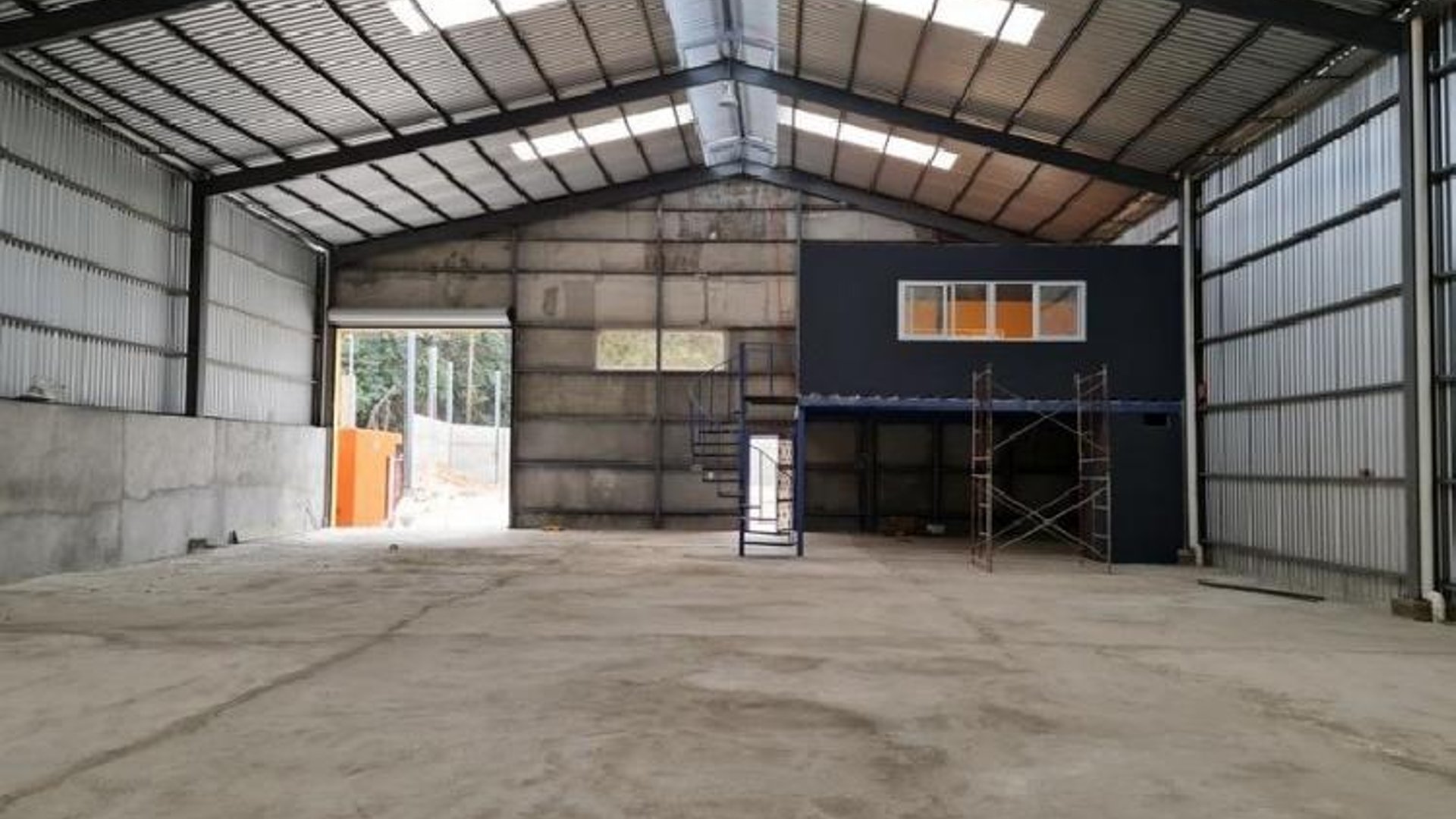 Ofibodega en Alquiler en condominio con garita Z6
