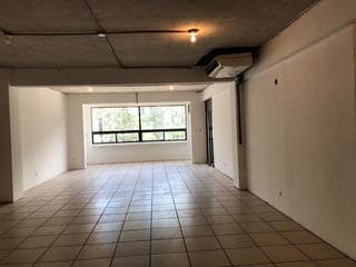 Local en alquiler, sobre Boulevar Vista Hermosa zona 15. - 5