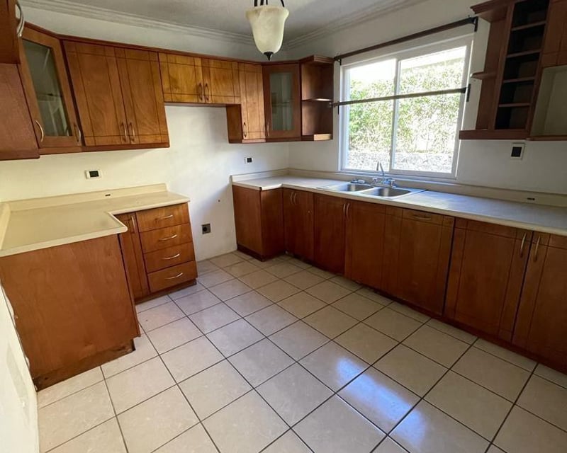 Amplia casa en alquiler con 4 habitaciones en KM 29 CAES Ref-5856