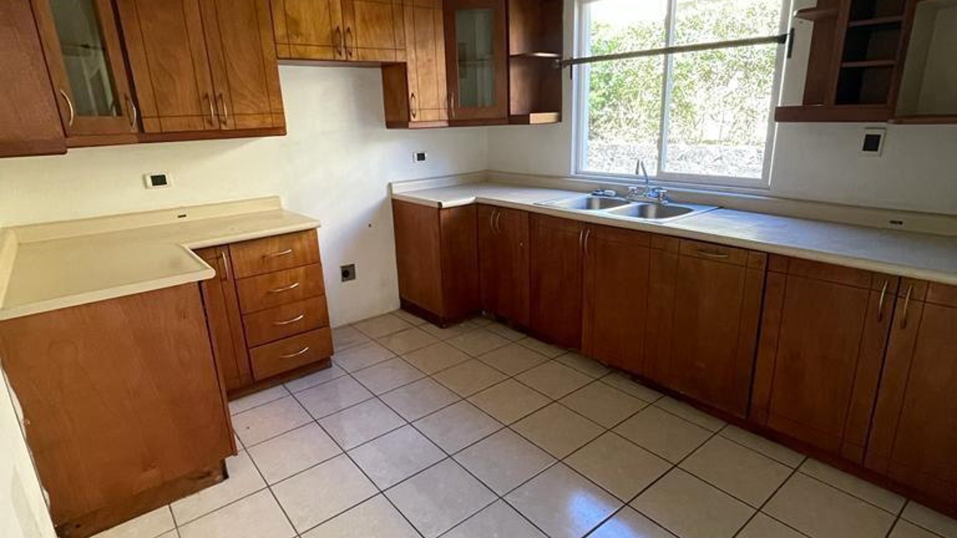 Amplia casa en alquiler con 4 habitaciones en KM 29 CAES Ref-5856