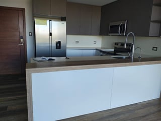 Apartamento de 3 habitaciones con balcón | Zona 10, Ciudad de Guatemala | $1,500/mes - 2