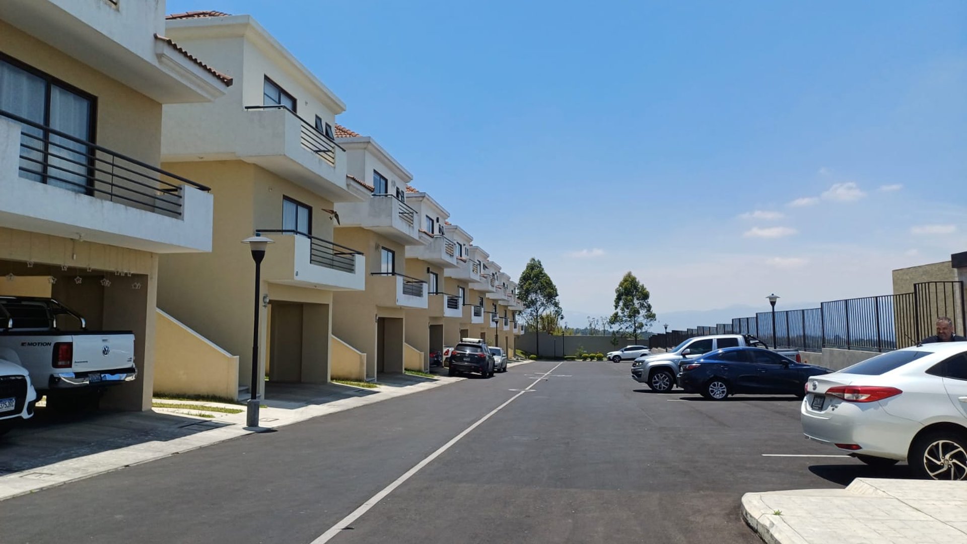 VENTA Casa Zona 16 Condominio Vistas de San Isidro III