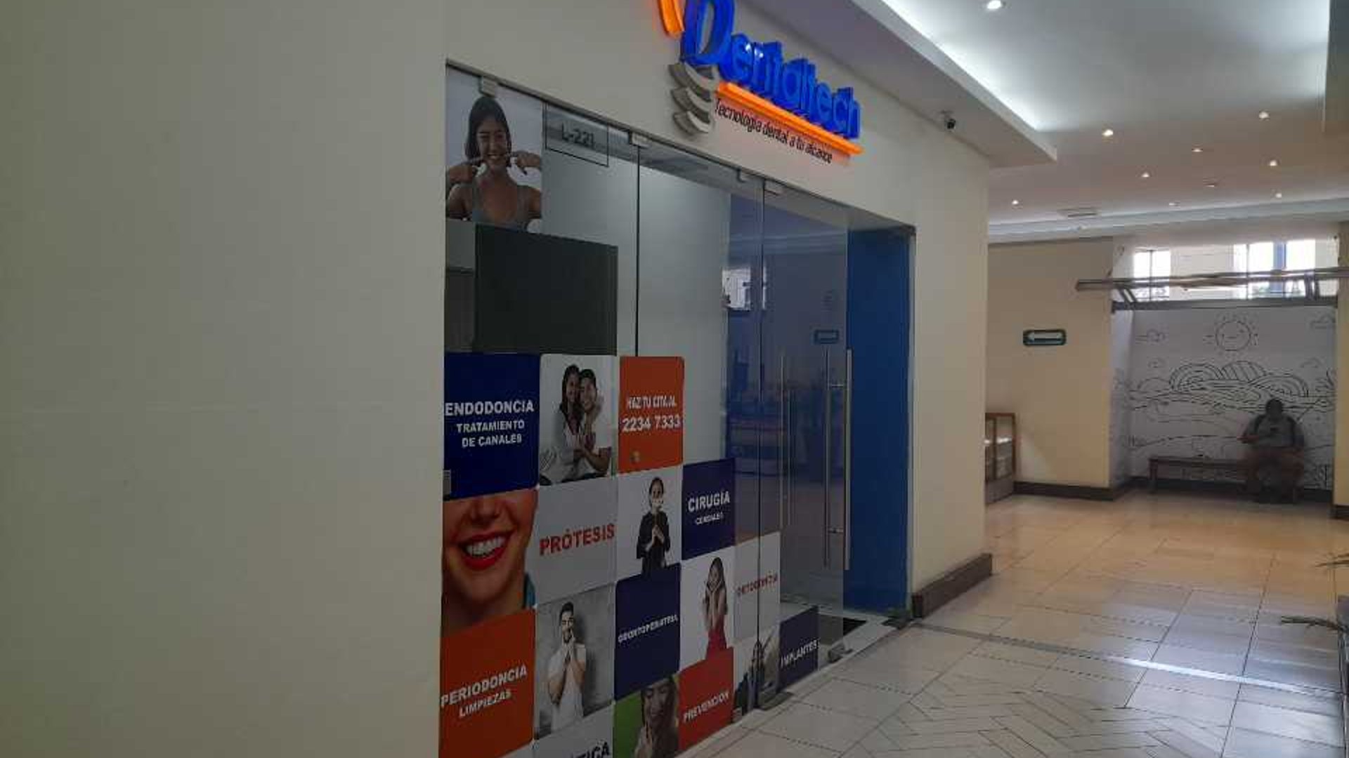 Vendo Local Centro Comercial Los Próceres zona 10 - Miniatura 2