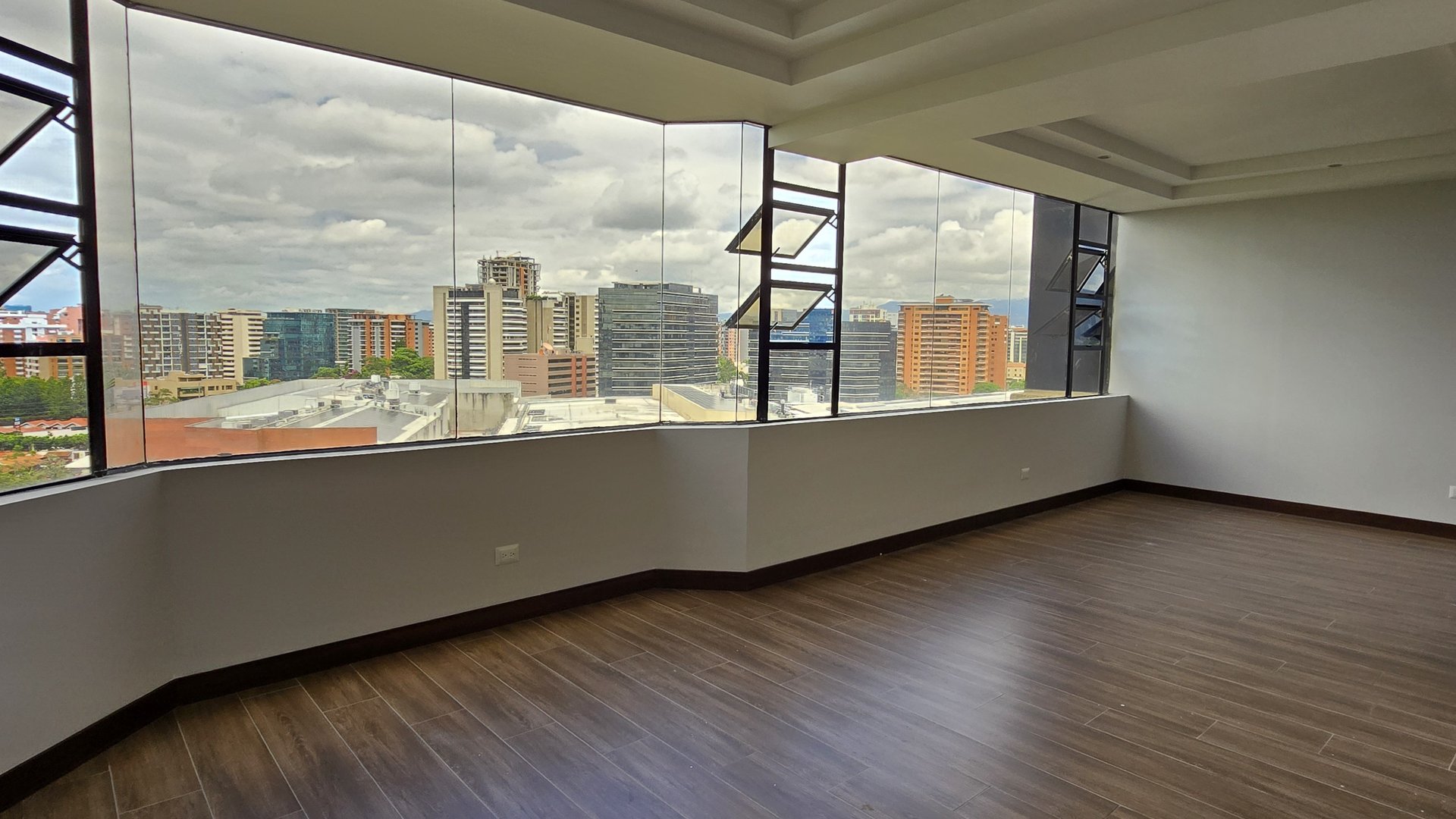 Apartamento en Zona 10 en venta REMODELADO