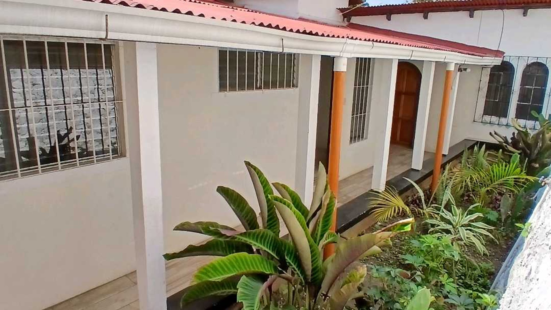 ALQUILO ZONA 15. TOWHOUSE 2 SALAS
