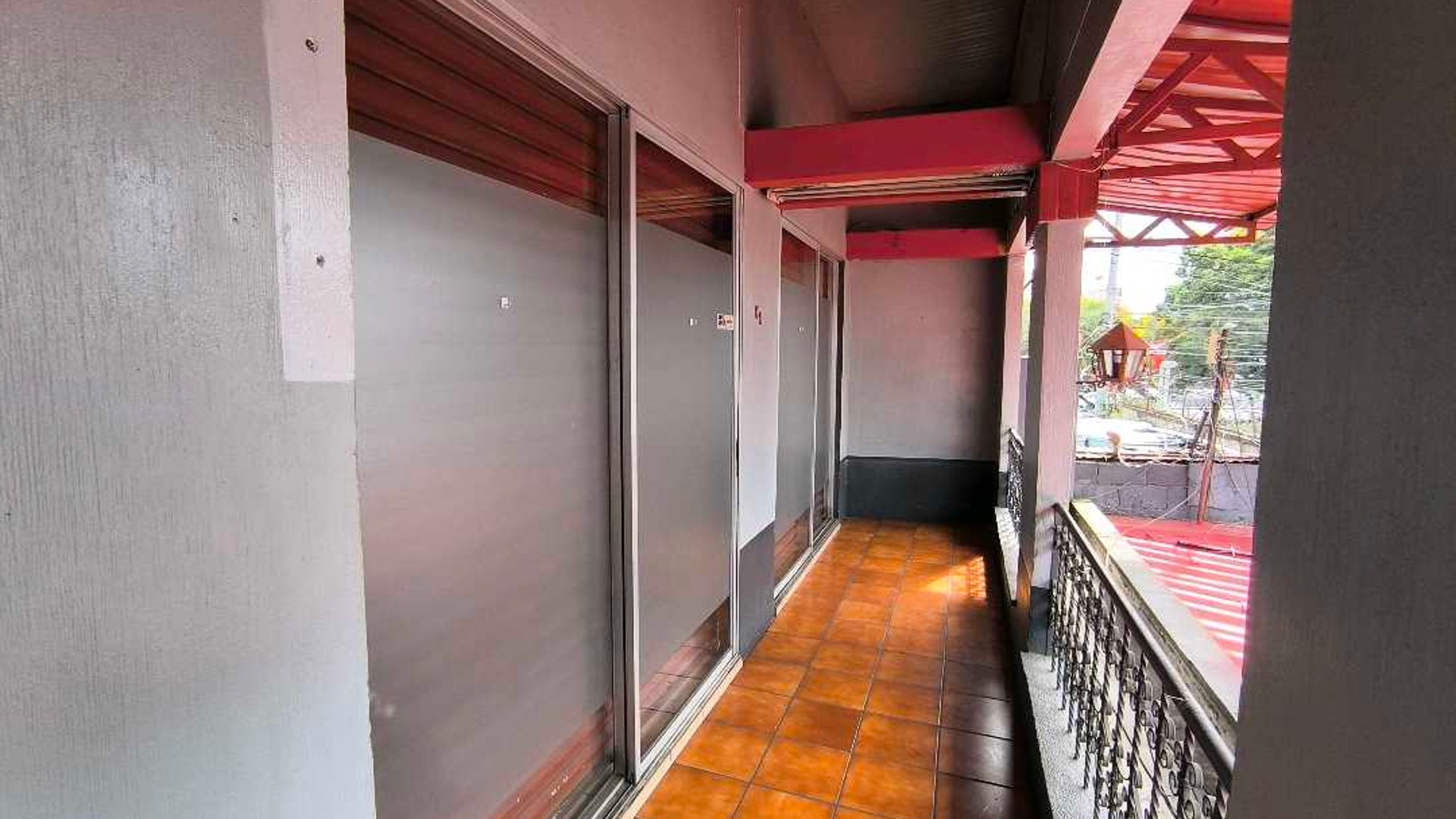 Alquilo Local Comercial en Plaza Utatlan Zona 7 - Miniatura 15