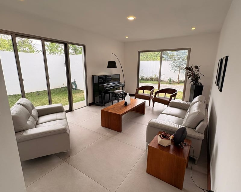 Casa en venta en San José Pinula con diseño Moderno