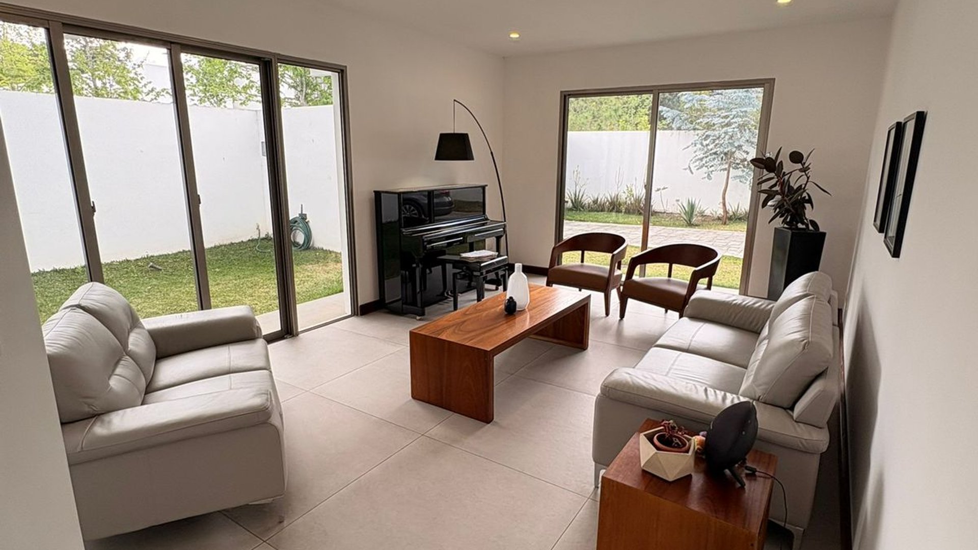 Casa en venta en San José Pinula con diseño Moderno