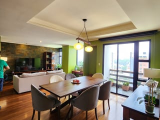 Amplio Apartamento en zona 10 en Alquiler - Image 5