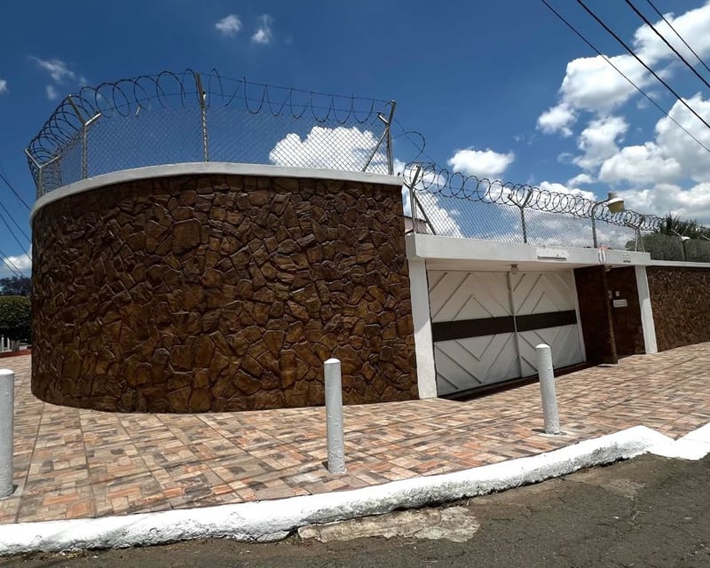Venta de amplia casa de esquina estilo Mediterráneo en San Cristóbal