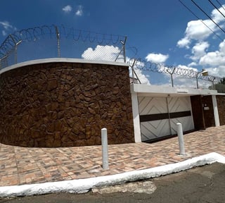 Venta de amplia casa de esquina estilo Mediterráneo en San Cristóbal