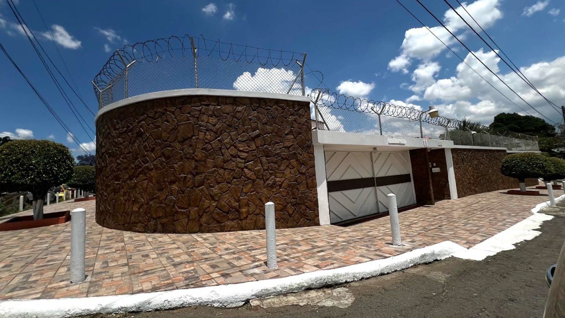 Venta de amplia casa de esquina estilo Mediterráneo en San Cristóbal