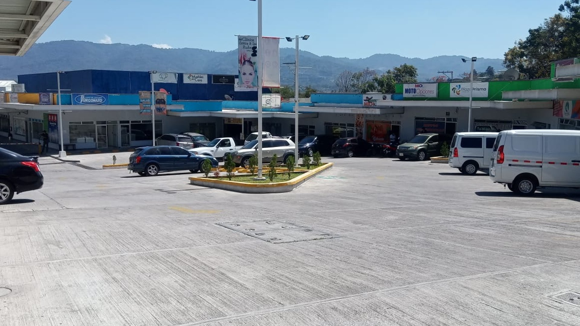 Local en Renta Plaza Prisma en Villa Nueva - Miniatura 2