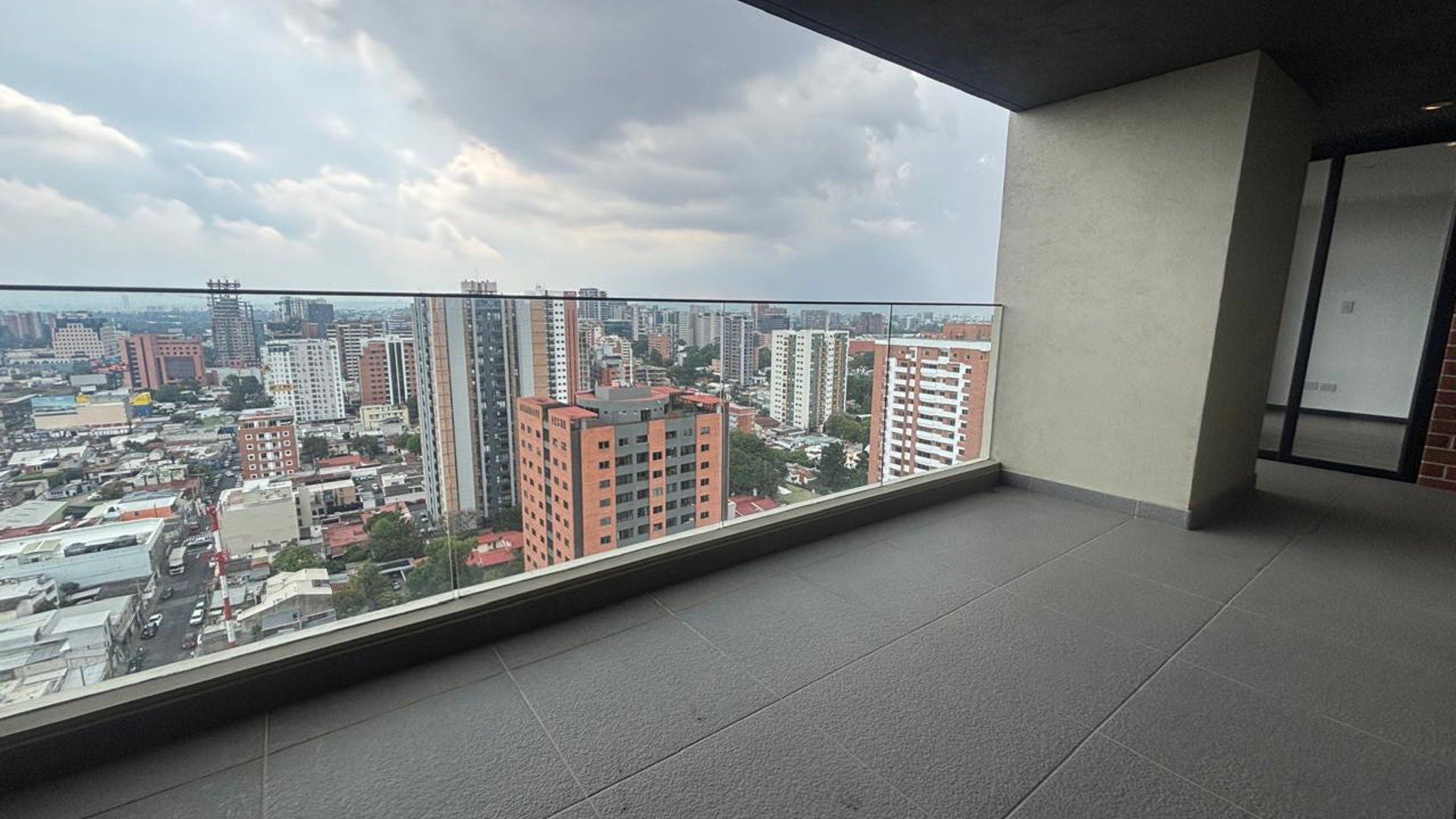 Apartamento en Alquiler Edificio IQ10, zona 10 - Miniatura 4