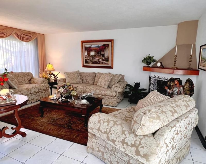CASA EN VENTA – ÁREA RESIDENCIAL POR SAN LÁZARO | ZONA 15
