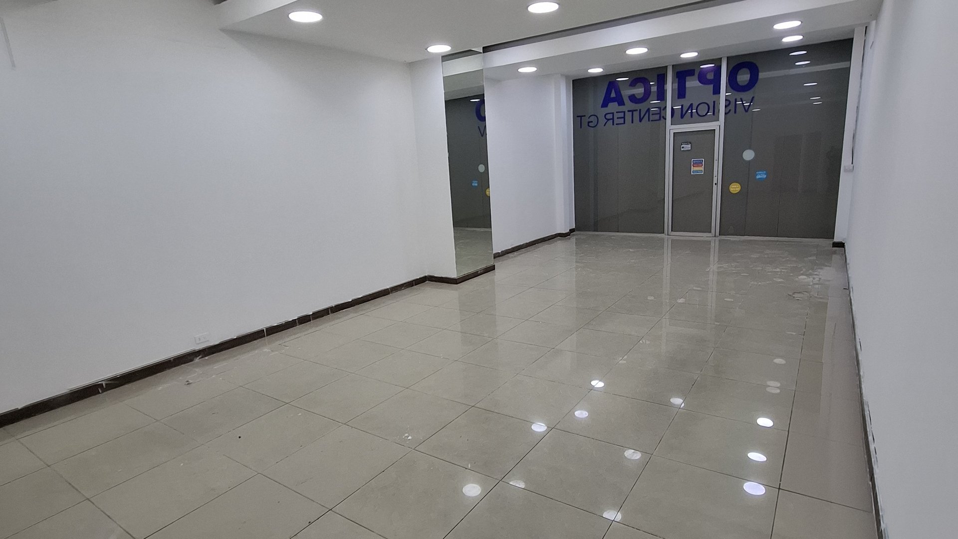 Local en renta en Centro Comercial La Pradera Zona 10