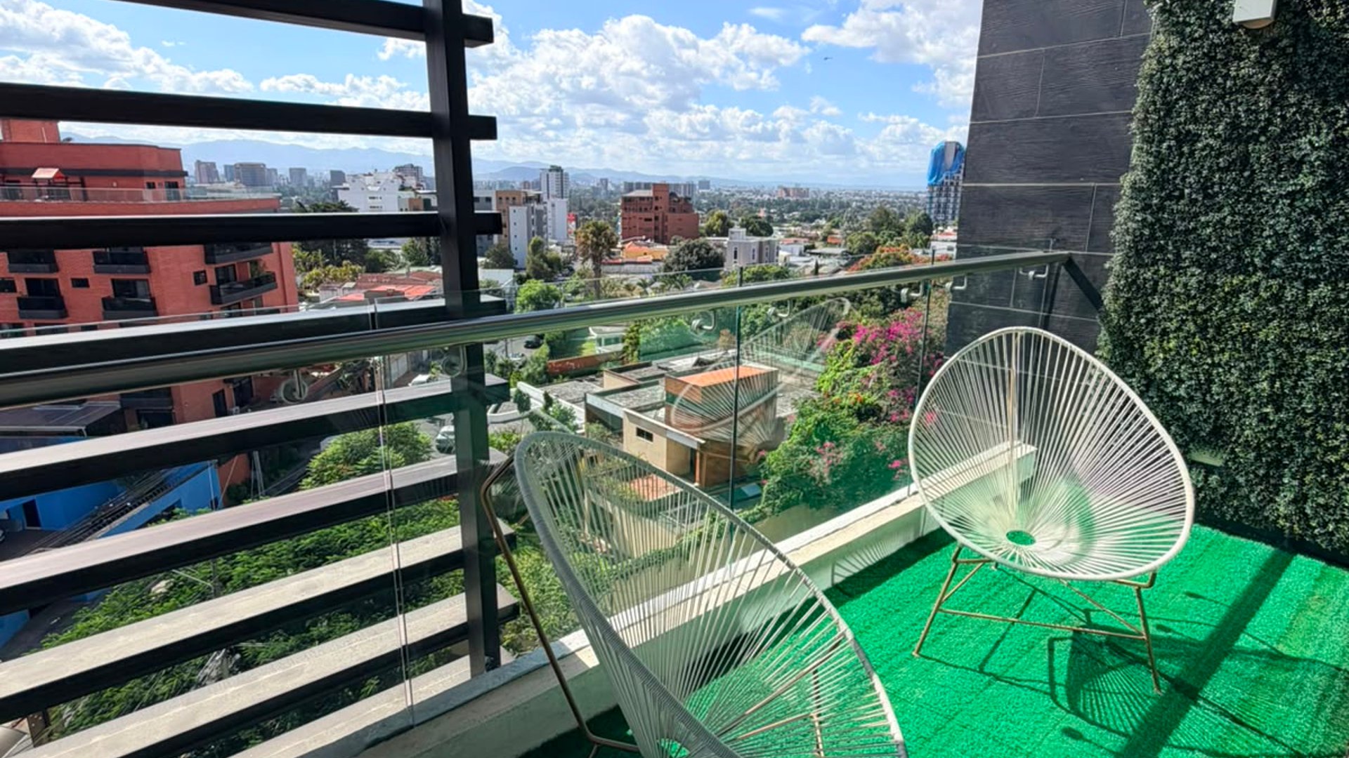 APARTAMENTO EN RENTA |AMUEBLADO | LIV | ZONA 15 - Miniatura 3