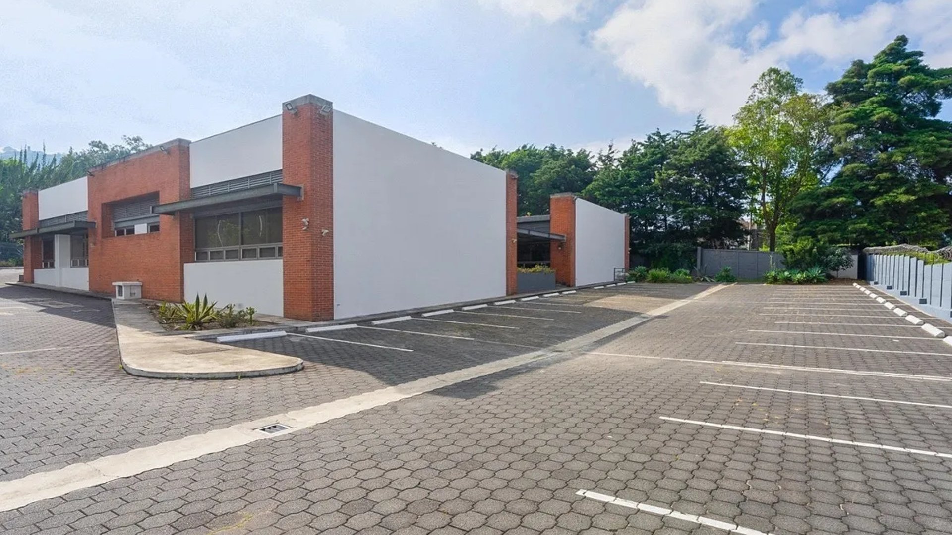 Edificio en Renta o Venta en Zona 15 - Miniatura 2