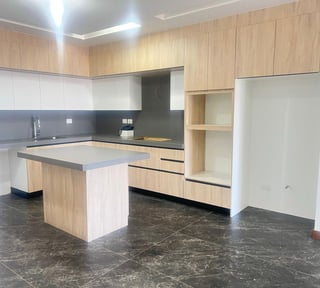 Apartamento en venta en nivel alto de 3 habitaciones en Z10 Ref-5556