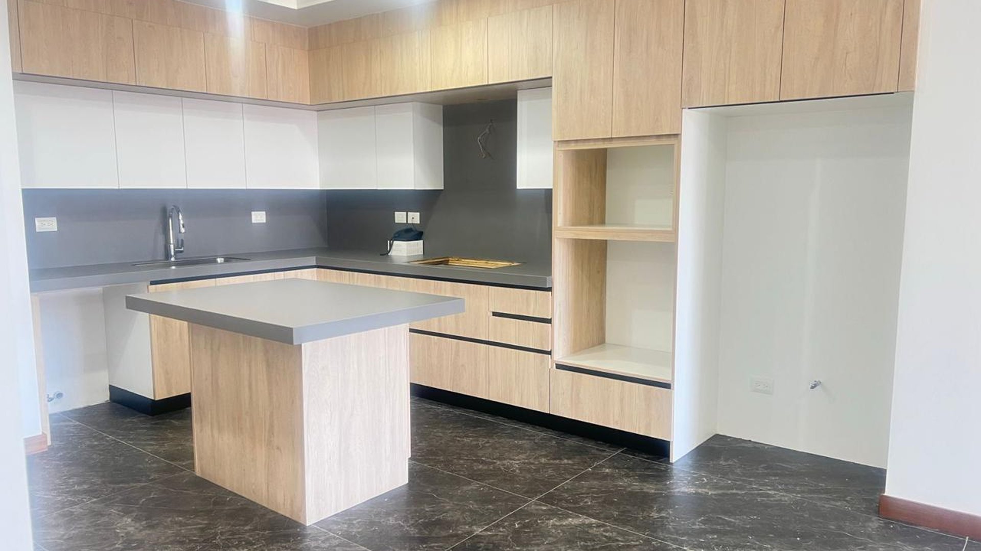 Apartamento en venta en nivel alto de 3 habitaciones en Z10 Ref-5556