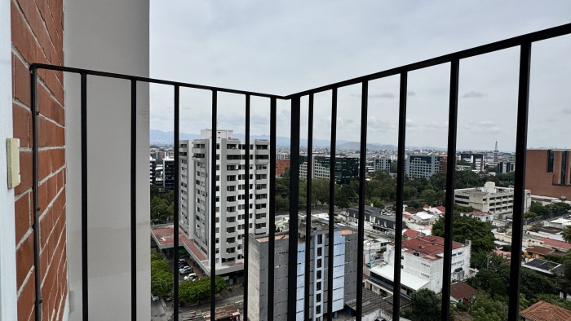 Apartamento Amueblado En Renta Zona 10 Fiamene - Miniatura 4