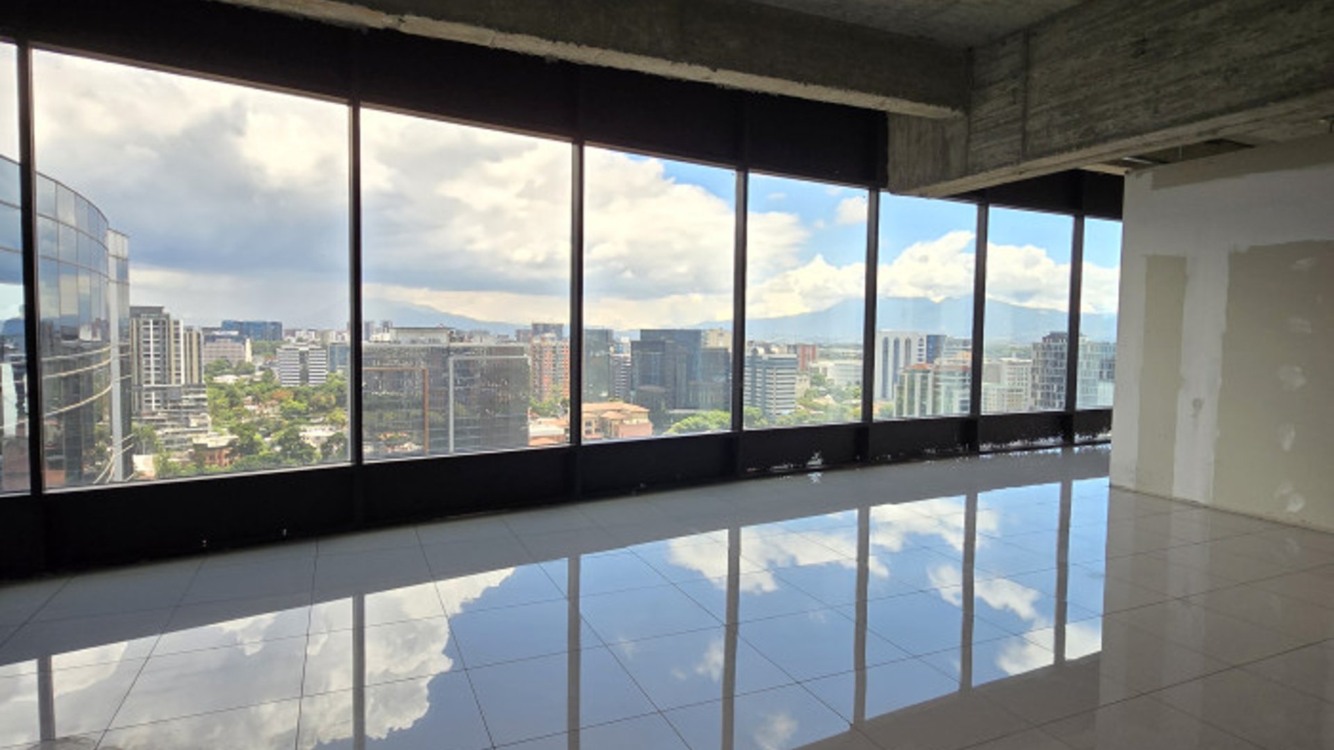 En venta Pent House Oficinas en Zona 10 Diagonal 6