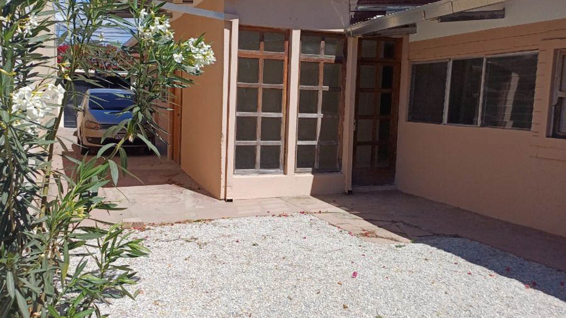 CASA EN RENTA ZONA 10, IDEAL OFICINAS - Image 1