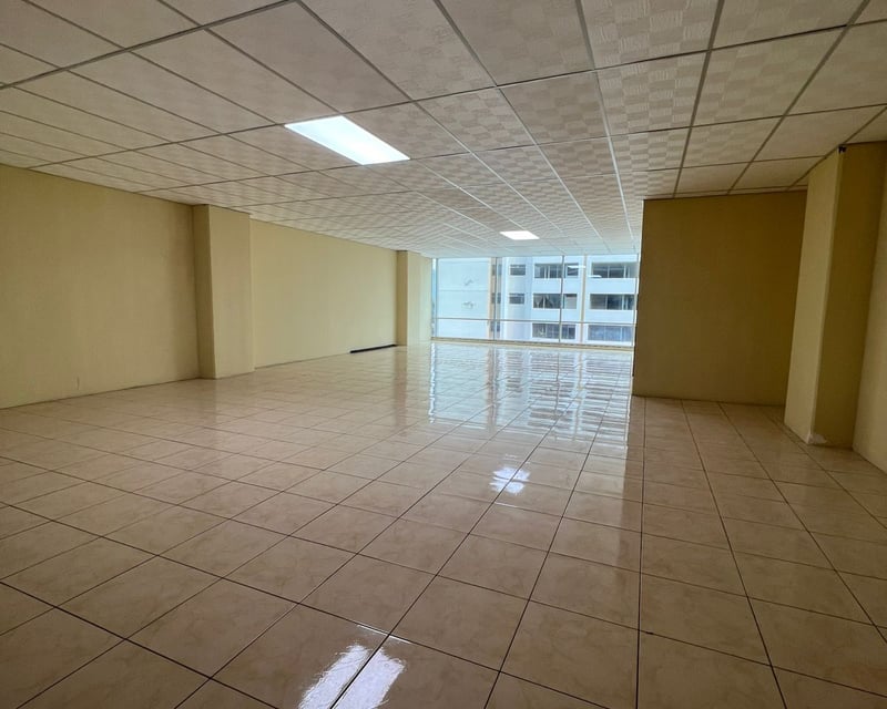 Alquilo Oficina con excelente ubicación en zona 10