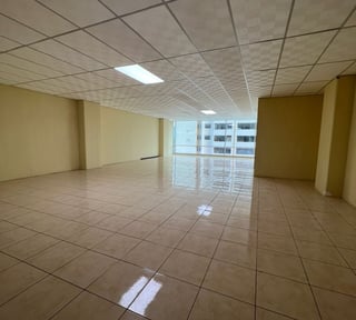 Alquilo Oficina con excelente ubicación en zona 10