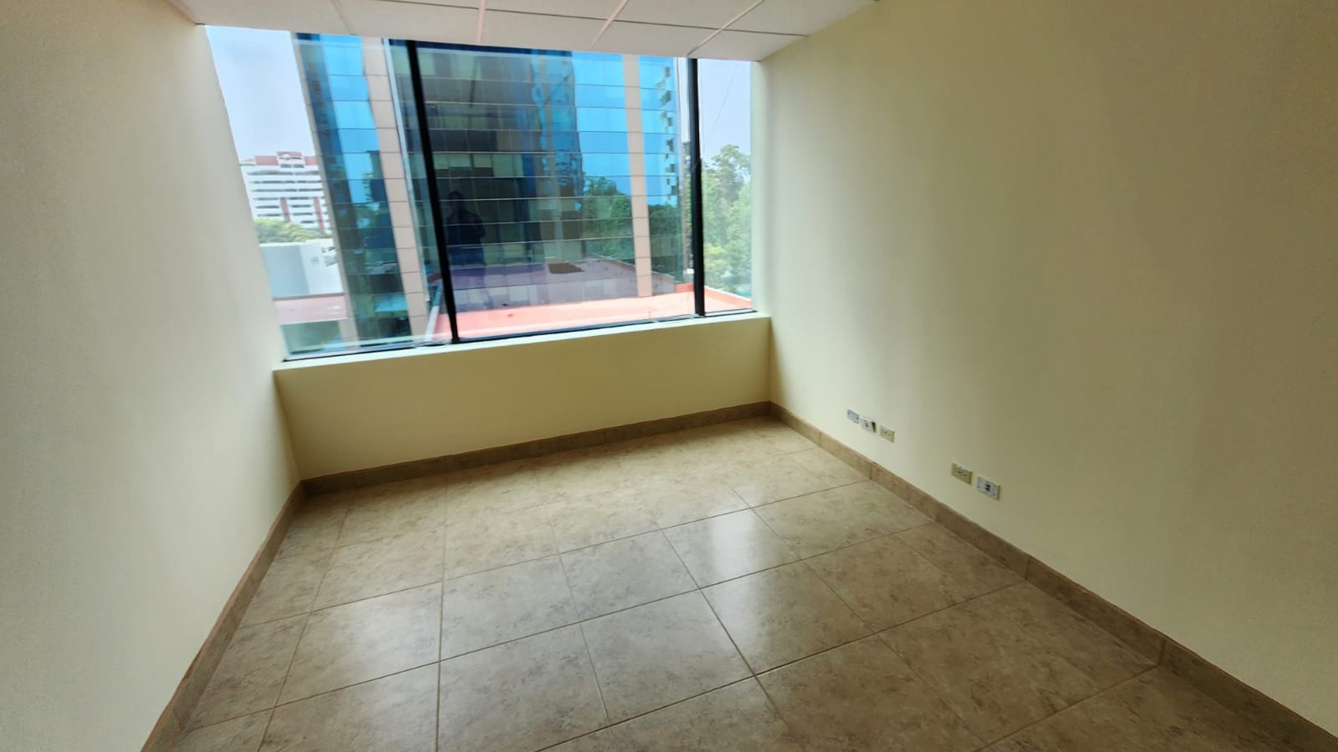 Oficina en venta en zona 14 Europlaza Ref-5642 - Miniatura 4