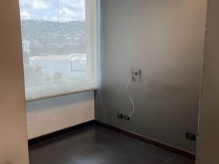Oficina en renta zona 10 - 5