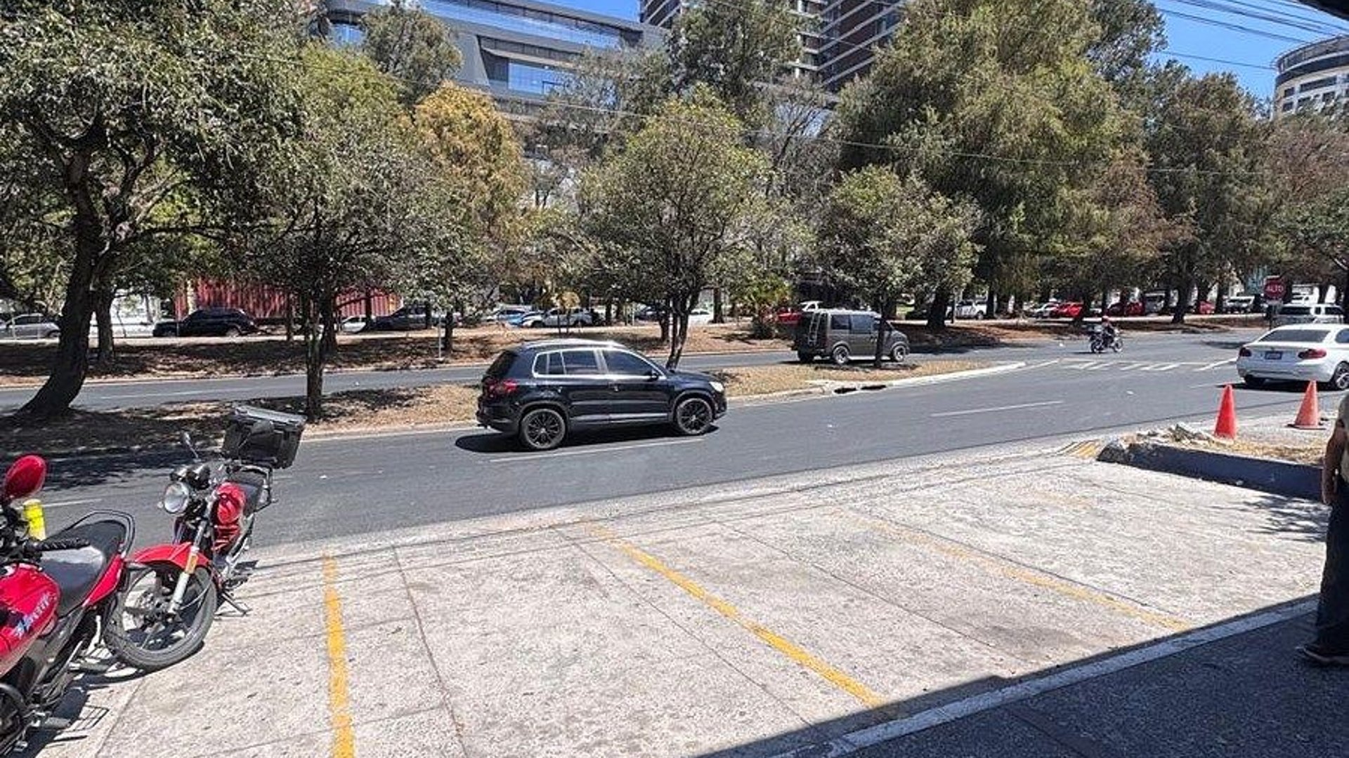 PROPIEDAD COMERCIAL EN ALQUILER – Boulevard Vista Hermosa, Zona 15