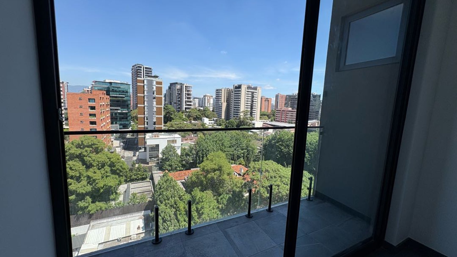 Apartamento de 2 habitaciones en alquiler Kona Diez zona 10 - Miniatura 4