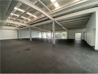 Edificio de oficinas con amplio parqueo en alquiler zona 9 - 3