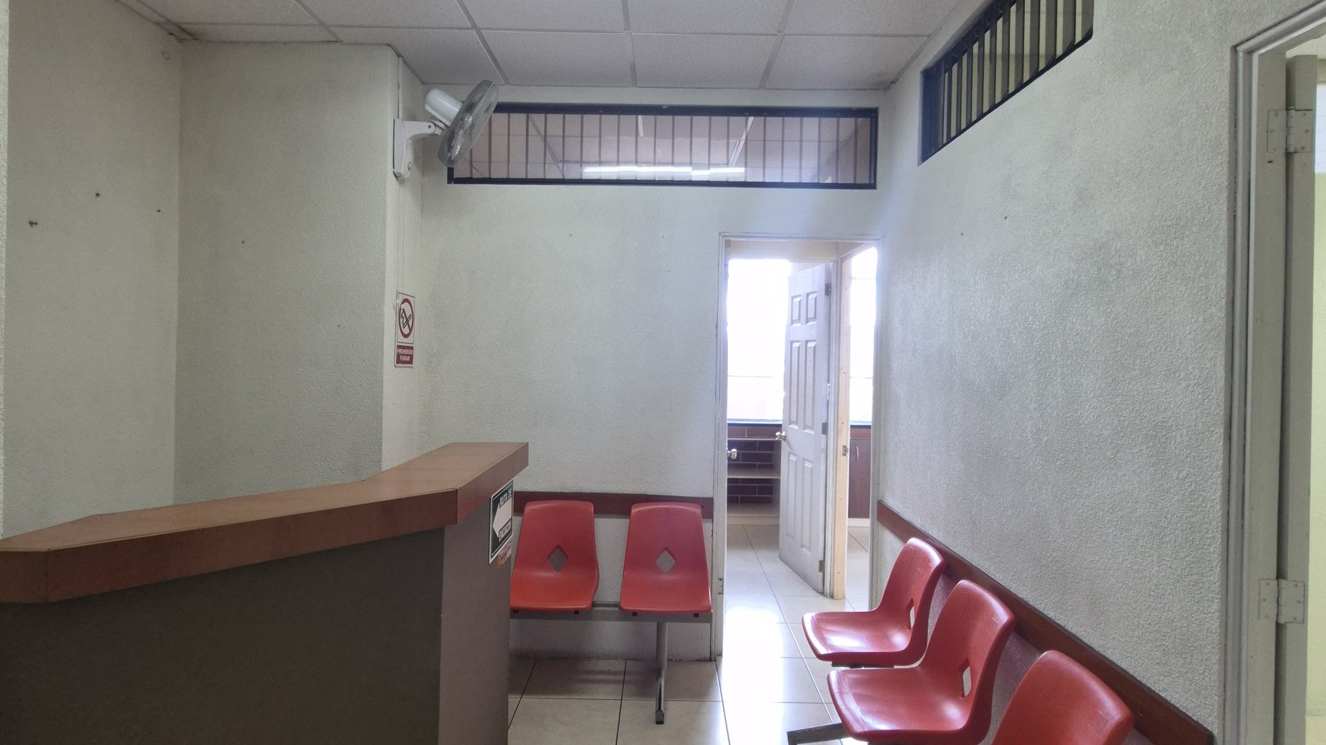 OFICINA EN RENTA – EDIFICIO DISTRITO MIRAFLORES | ZONA 11 - Miniatura 2