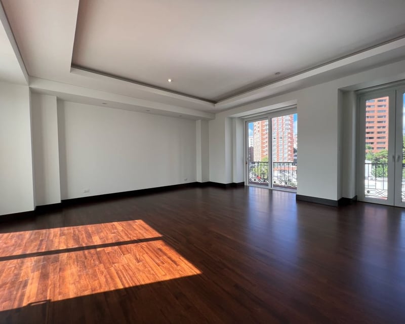 *Alquier amplio apartamento 2 niveles Quinta Avenida, Zona 14*
