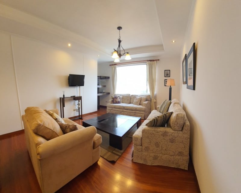 En Alquiler Apartamento en Zona 10 Amueblado