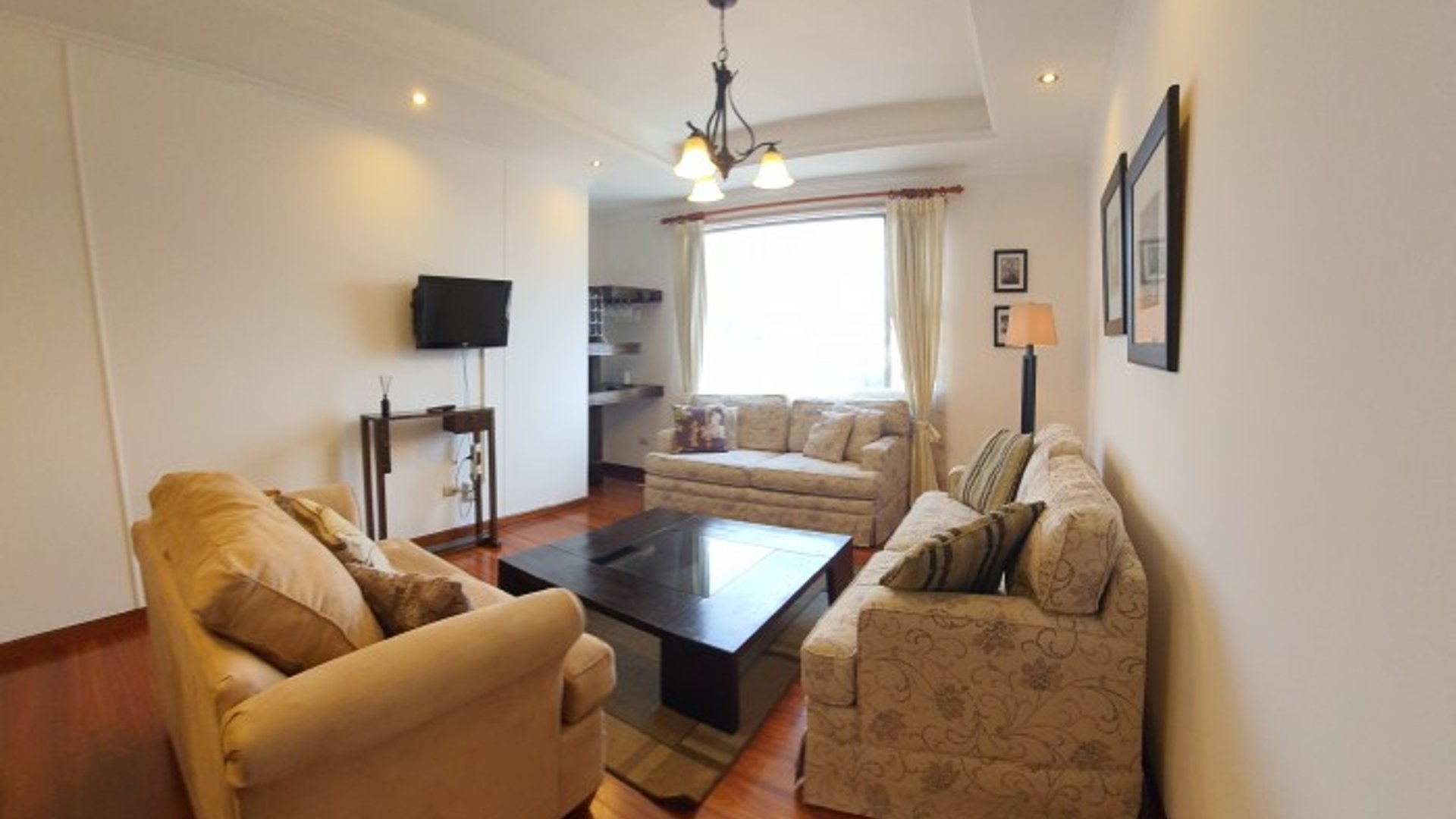 En Alquiler Apartamento en Zona 10 Amueblado