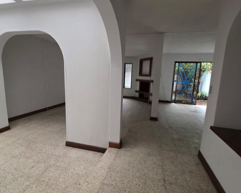 *Alquiler de casa ideal para oficina en Zona 11*