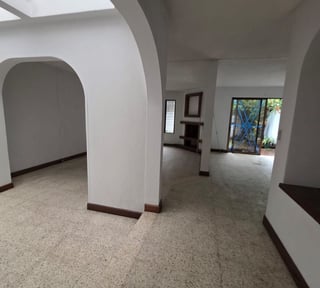 *Alquiler de casa ideal para oficina en Zona 11*