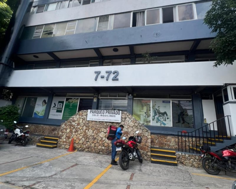 Oficina en renta zona 10 Frente a Herrera Llerandi