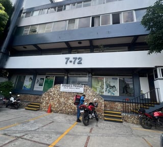 Oficina en renta zona 10 Frente a Herrera Llerandi