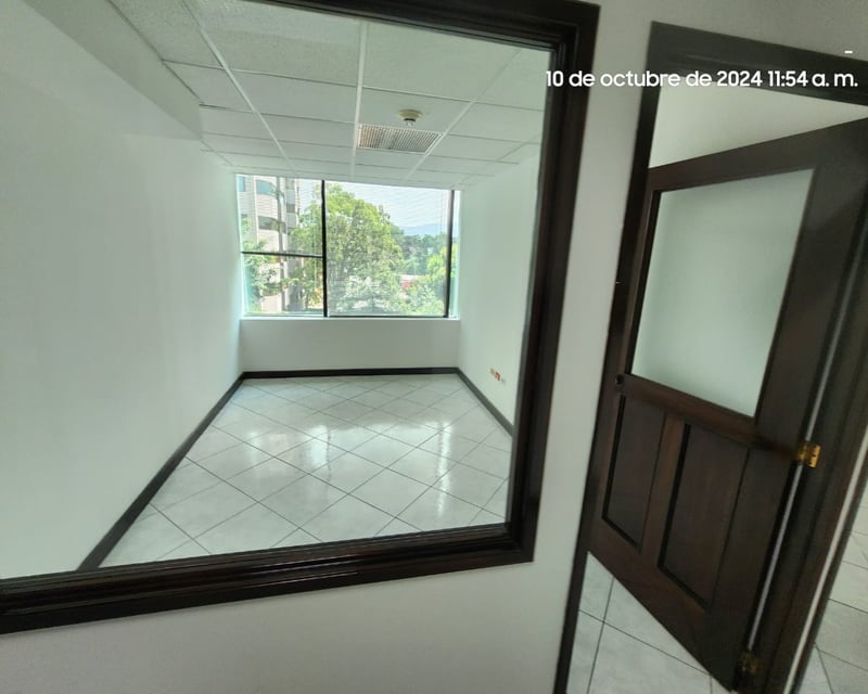 Oficina en venta con 2 baños en Zona 14 Ref-4923