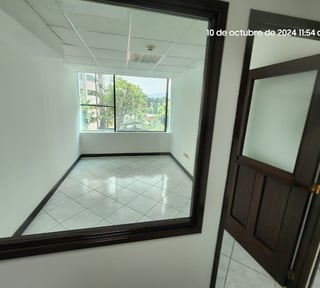 Oficina en venta con 2 baños en Zona 14 Ref-4923