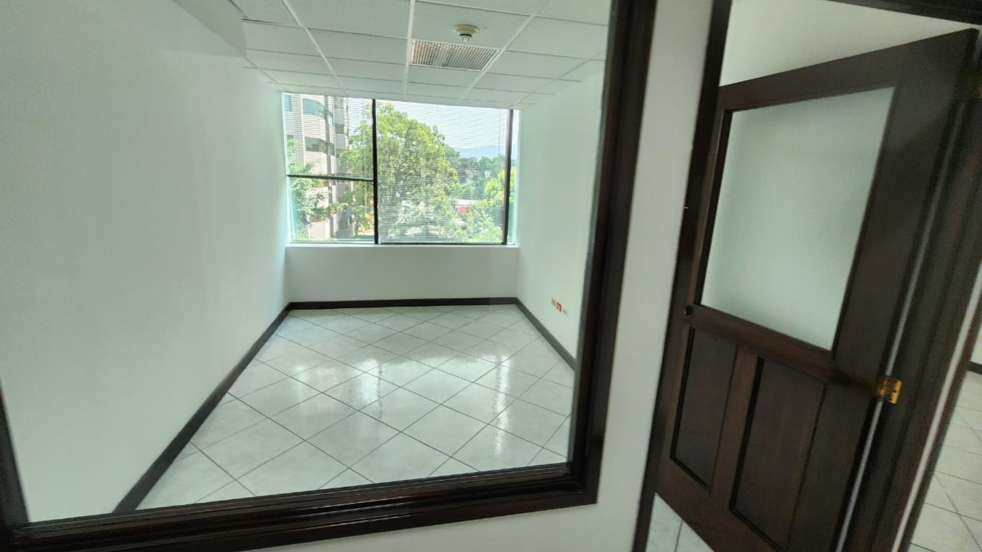 Oficina en venta con 2 baños en Zona 14 Ref-4923
