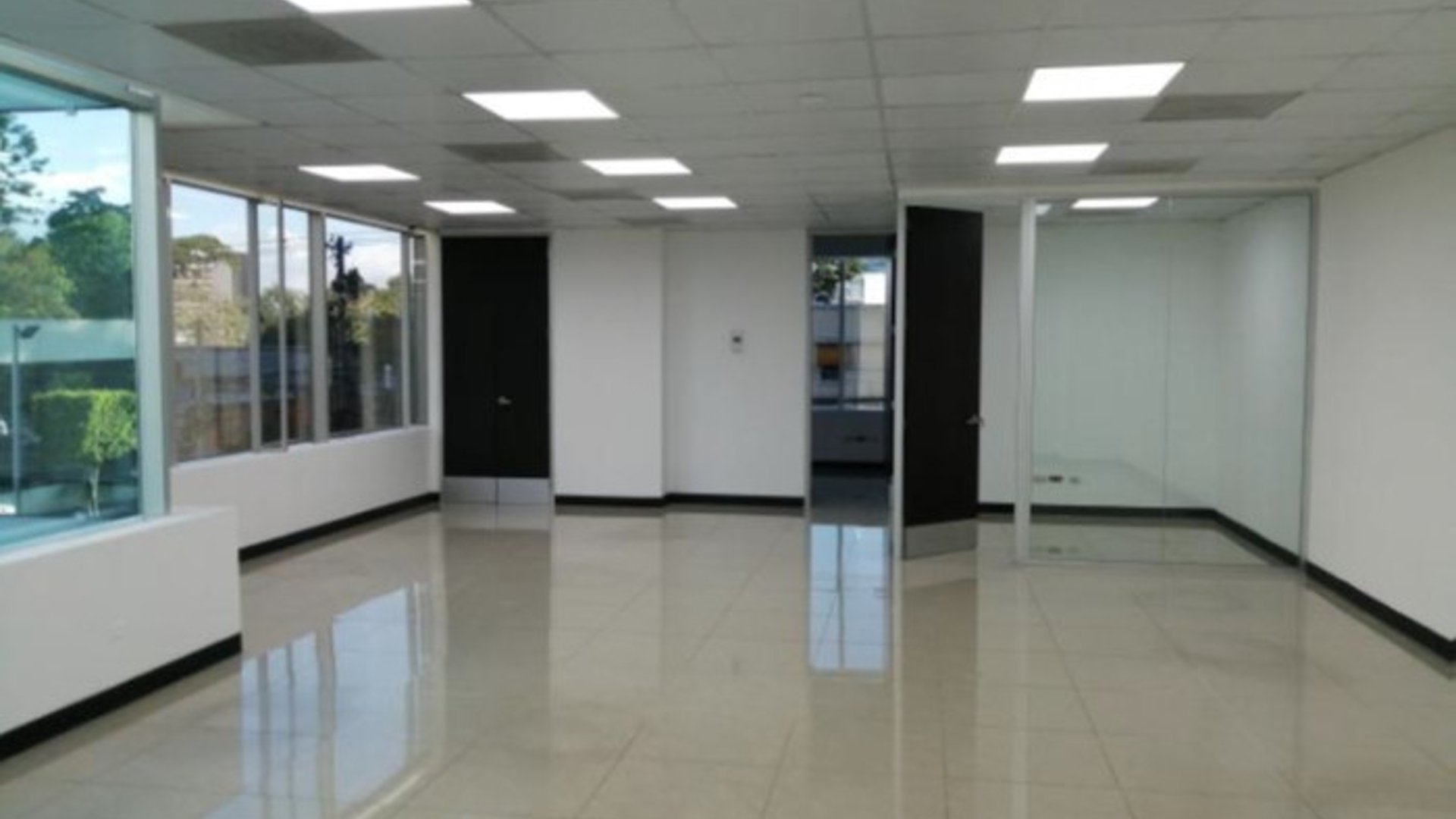 Alquiler Oficina Tabicada en Zona 10 Avenida Reforma - Miniatura 4