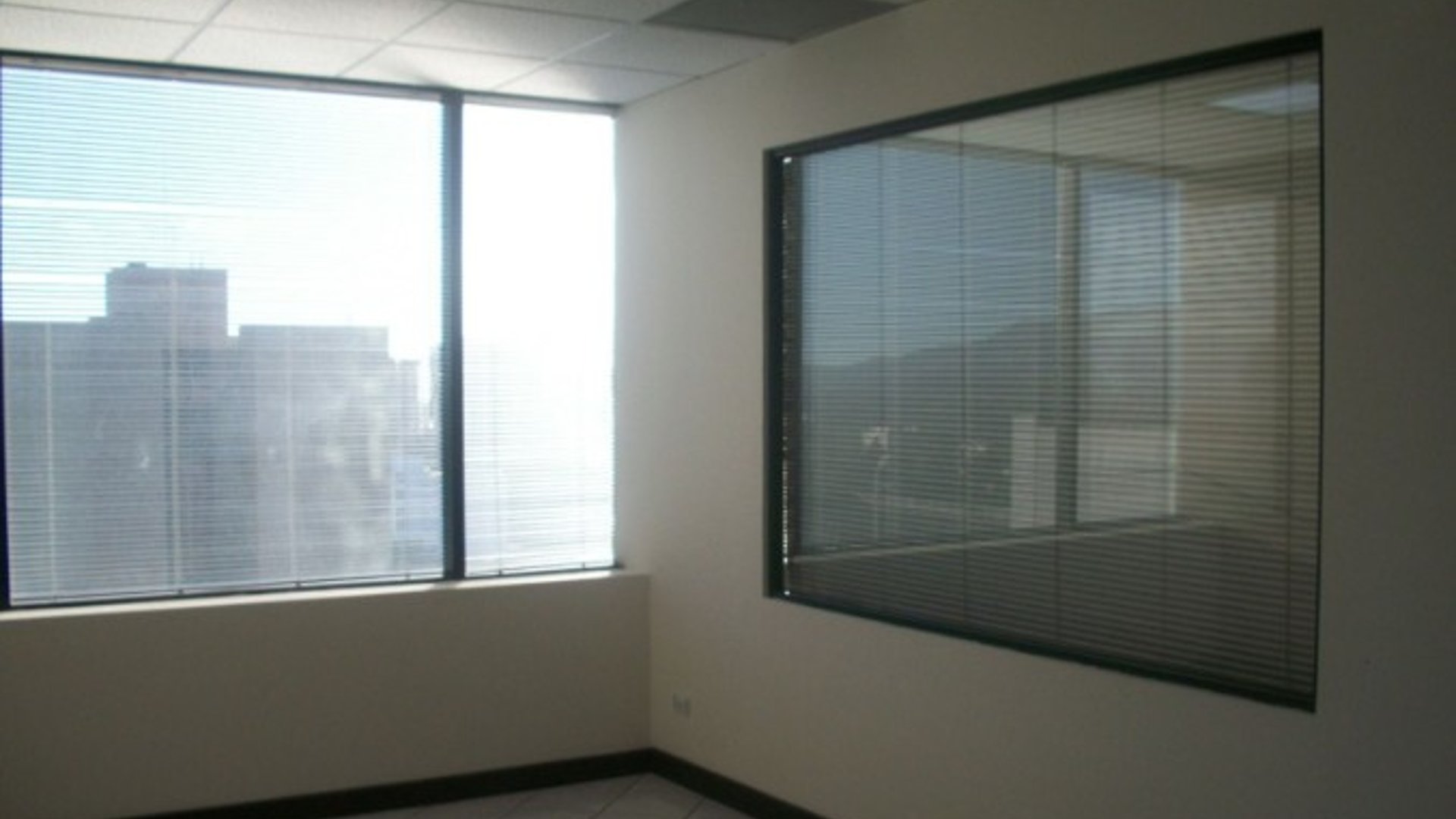 Venta de oficina en Europlaza zona 14 Ref-5643 - Miniatura 4