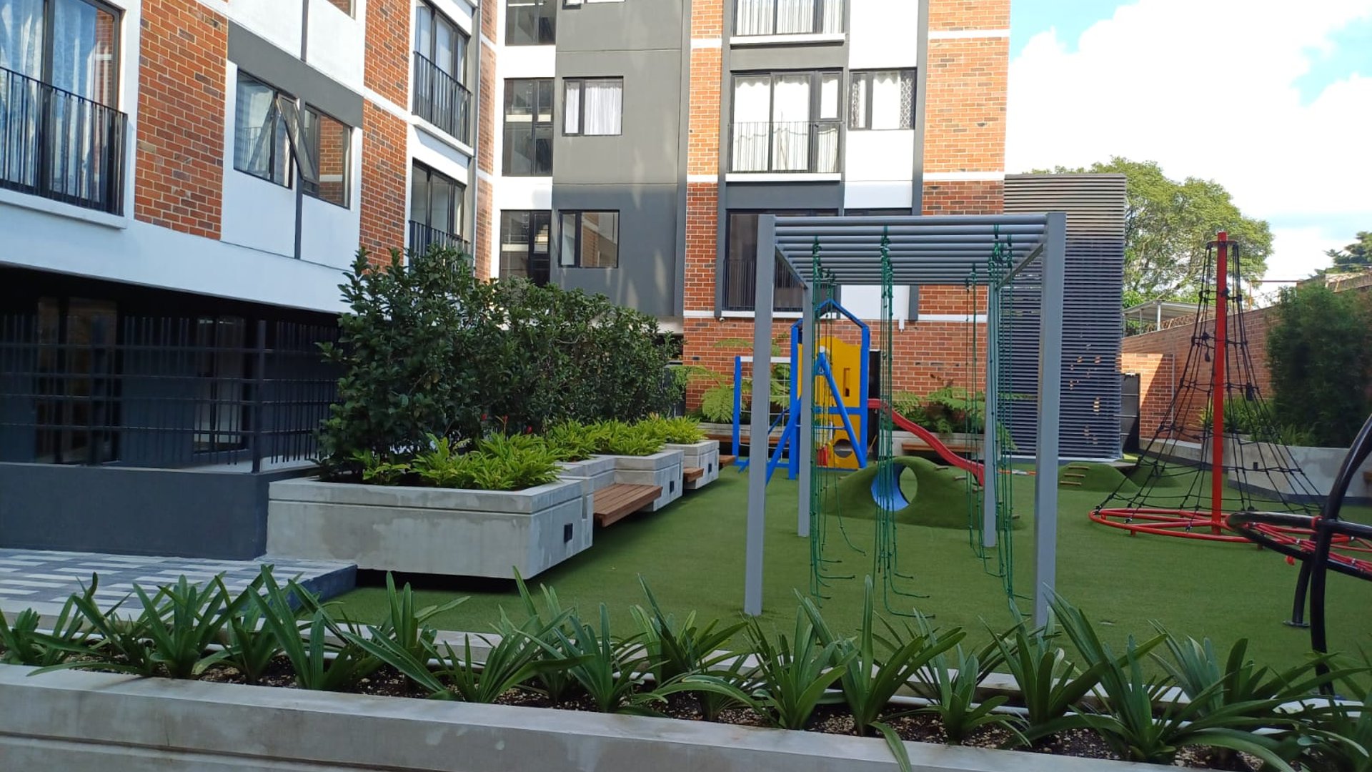 APARTAMENTO AMUEBLADO EN RENTA EN CENDANA ZONA 9 - Miniatura 3