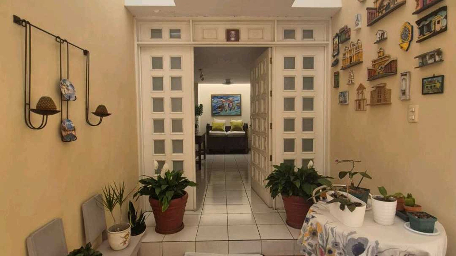 Casa con jardin y area de bar  - 5 habitaciones en zona 15 Ref-5818
