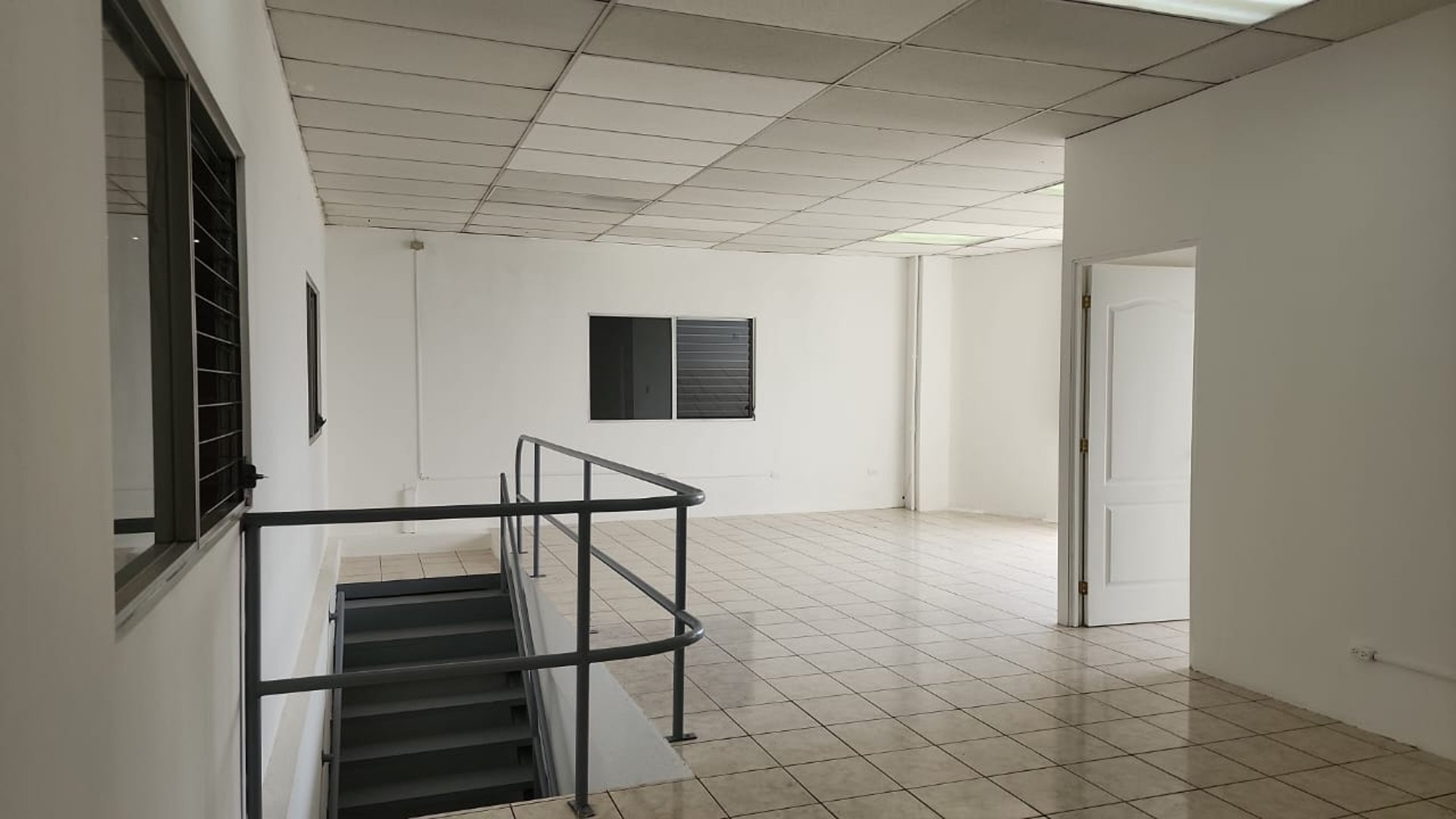 OFIBODEGA EN COMPLEJO ZONA 6 DE VILLA NUEVA - Miniatura 12